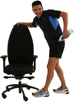 Triceps Fitness Training mit Stul und Flasche