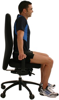 Nacken dehnen auf dem Bürostuhl