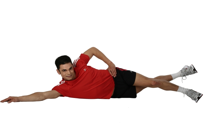 Heben Sie das Bein nach oben und machen 15 Widerholen