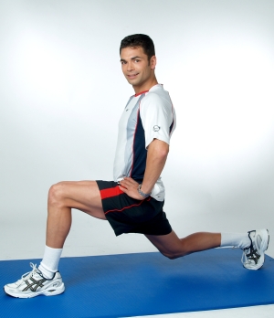 Kniebeuge mit großem Ausfallschritt